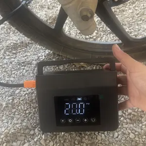 Aparelho conectado ao pneu de uma moto