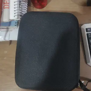 Estojo preto sobre uma mesa