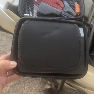 Aparelho e acessórios acomodados no estojo
